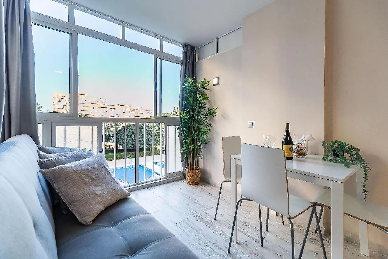 Sun Coast Benalmadena -- Superb Studio With 4 Pools, Gardens & Breakfast شقة