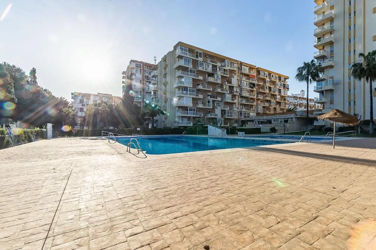Sun Coast Benalmadena -- Superb Studio With 4 Pools, Gardens & Breakfast شقة